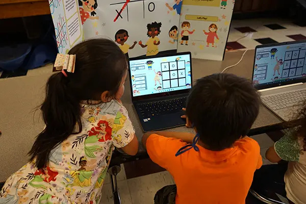 Students playing the Tic-Tac-Toe AI outreach activity